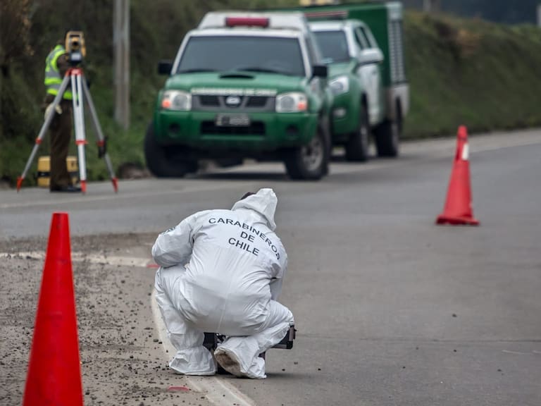 6 DE JUNIO 2021 / OSORNODos camionetas colisionaron frontalmente en el acceso Sur a Osorno, en la ruta U-55 kilómetro 1, un conductor murió en el Hospital Base de Osorno y el otro se dio a la fuga.
FOTO: FERNANDO LAVOZ/AGENCIAUNO