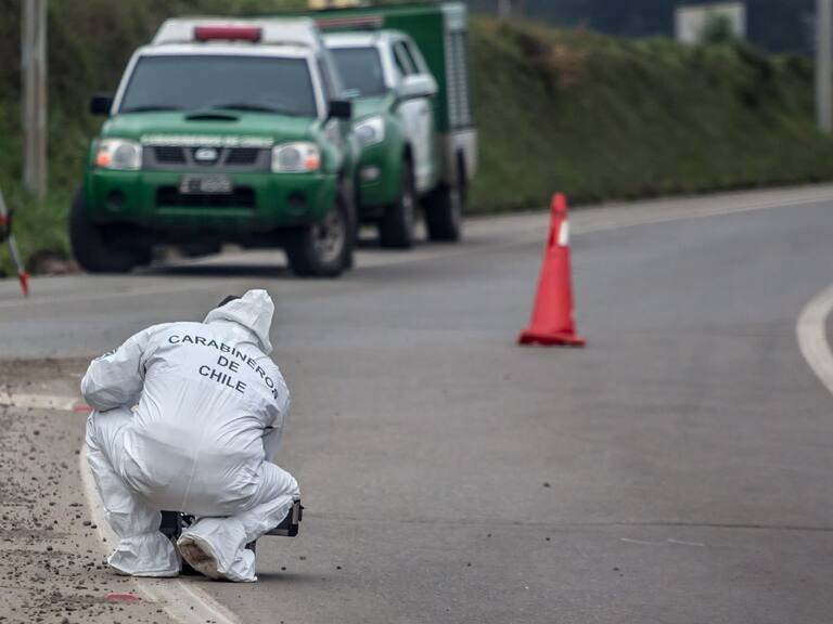 6 DE JUNIO 2021 / OSORNODos camionetas colisionaron frontalmente en el acceso Sur a Osorno, en la ruta U-55 kilómetro 1, un conductor murió en el Hospital Base de Osorno y el otro se dio a la fuga.
FOTO: FERNANDO LAVOZ/AGENCIAUNO