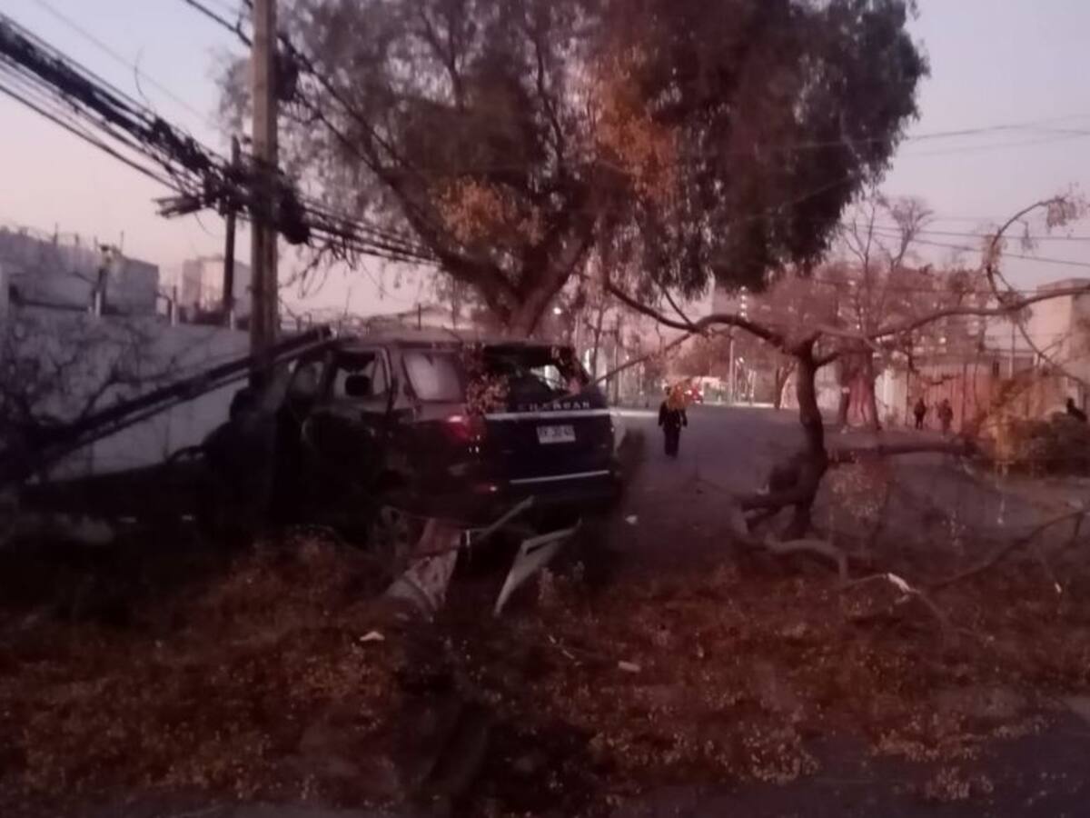 Camioneta protagoniza accidente en Santiago y arrasa con paradero del transporte público, una reja y un poste del alumbrado público