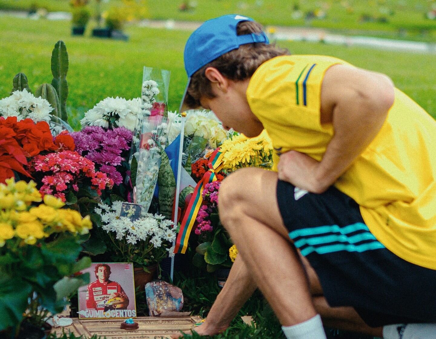 Kimi Antonelli en la tumba de Ayrton Senna