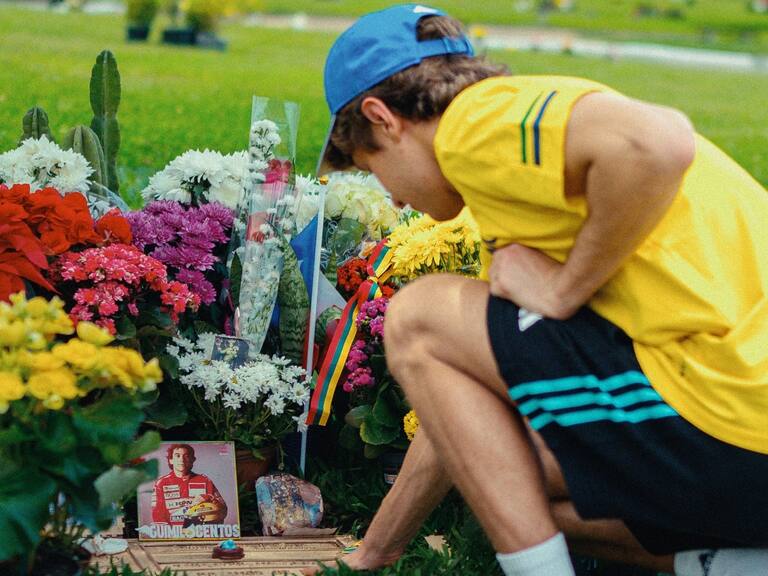Kimi Antonelli en la tumba de Ayrton Senna
