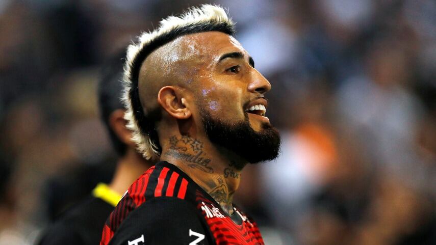 Hinchada del Flamengo ovaciona a Arturo Vidal por jugar final de la Copa de Brasil tras la muerte de su padre