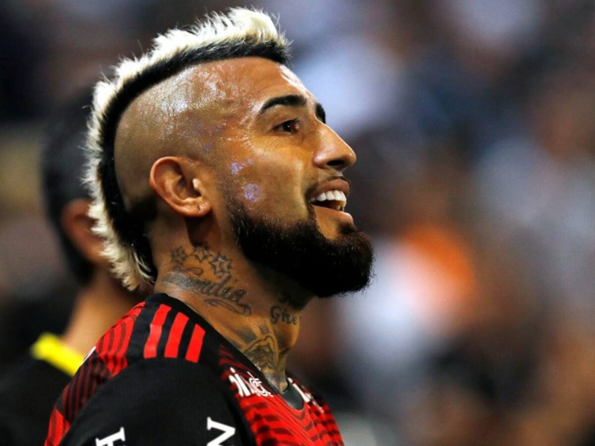 Hinchada del Flamengo ovaciona a Arturo Vidal por jugar final de la Copa de Brasil tras la muerte de su padre