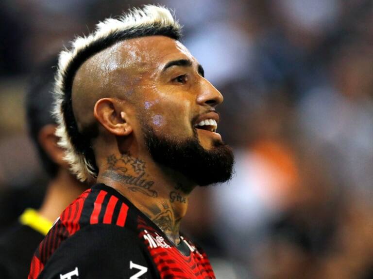 Hinchada del Flamengo ovaciona a Arturo Vidal por jugar final de la Copa de Brasil tras la muerte de su padre