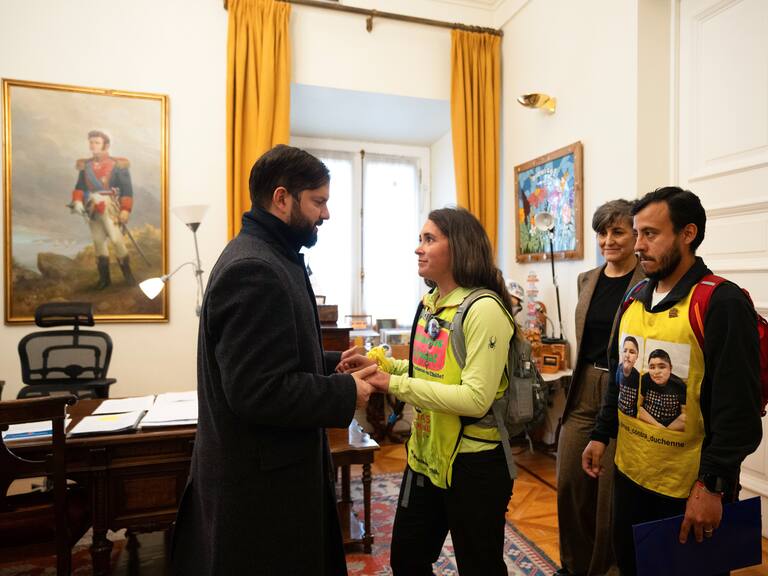 “Aquí no hay ningún color político”: Mamá de Tomás Ross se reúne con el Presidente Boric y agradece el apoyo del “pueblo chileno”