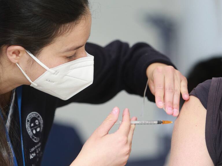 Vacunación contra el coronavirus: el 88% de los chilenos está a favor de que sea obligatoria en el lugar de trabajo