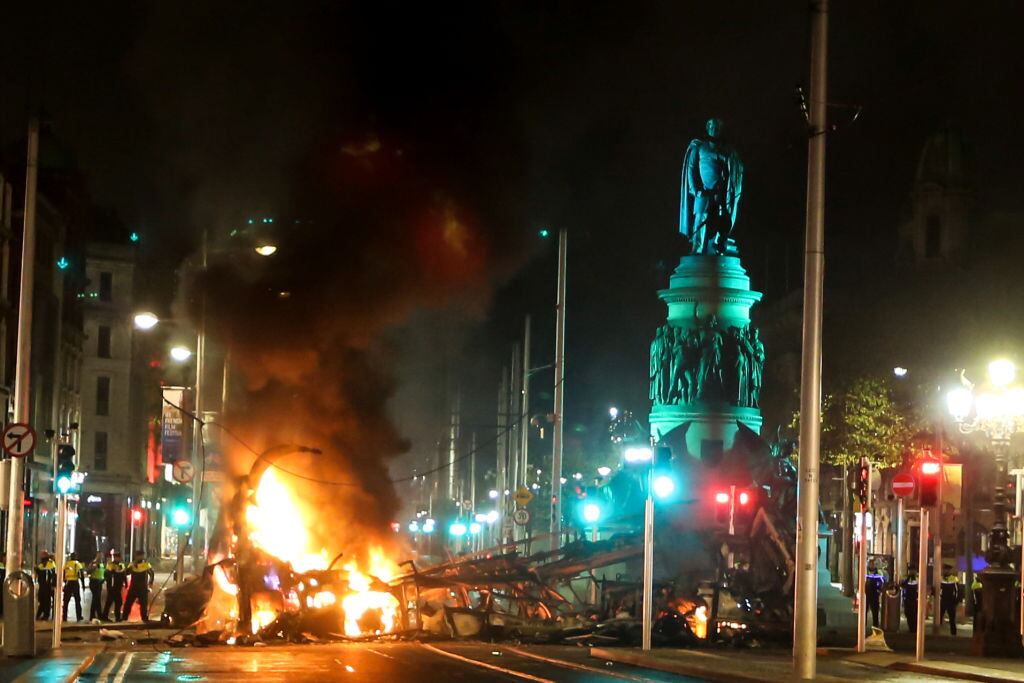 Vehículo es incendiado en una protesta en Irlanda