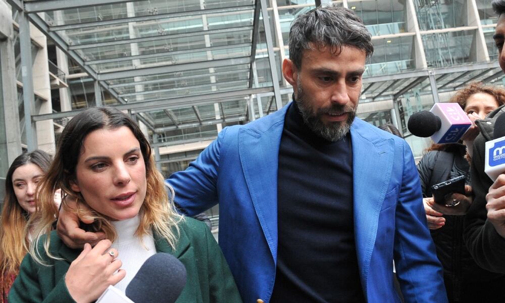 Agencia UNO | Imagen de archivo de la llegada de Maite Orsini, en compañía de Jorge Valdivia, al Centro de Justicia para la audiencia en el juicio contra Daniela Aránguiz del pasado 1 de agosto