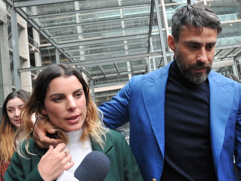 Agencia UNO | Imagen de archivo de la llegada de Maite Orsini, en compañía de Jorge Valdivia, al Centro de Justicia para la audiencia en el juicio contra Daniela Aránguiz del pasado 1 de agosto