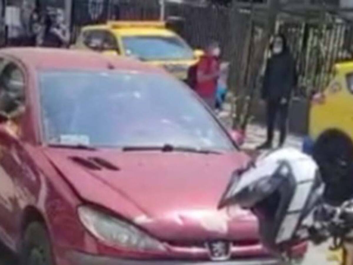 Carabineros rescató a niño de un año en Providencia: su madre lo dejó dentro de un auto