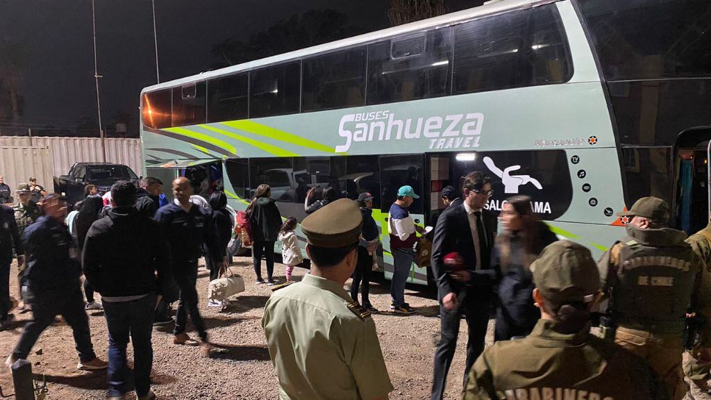Los migrantes llegaban en buses al vuelo enviado desde Venezuela. / ADN.cl