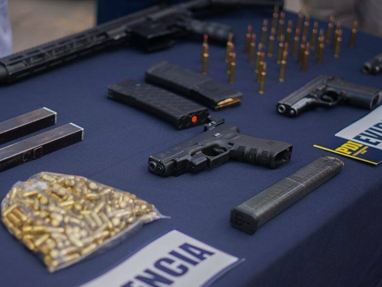 29 de enero de 2022/SANTIAGOEl Jefe de la Brigada Antinarcóticos Sur, subprefecto Marcelo Atala, junto al Fiscal de Alta Complejidad de la Fiscal Sur, Cristián Suarez, dieron a conocer los resultados de “Operación Valle Verde”, realizada por la mencionada brigada especializada, donde se detuvo a cuatro personas por los delitos de Tráfico de Drogas e Infracción a la Ley de Armas.
Estos sujetos son parte de un grupo delictual violento que se dedican a la venta, acopio y distribución de sustancias ilícitas la que es distribuida en distintas comunas de la Región Metropolitana. Vale mencionar que los imputados contaban con un alto poder de fuego para su protección, armas que fueron incautadas en el operativo de la mencionada Brigada
FOTO: FRANCISCO CASTILLO /AGENCIAUNO