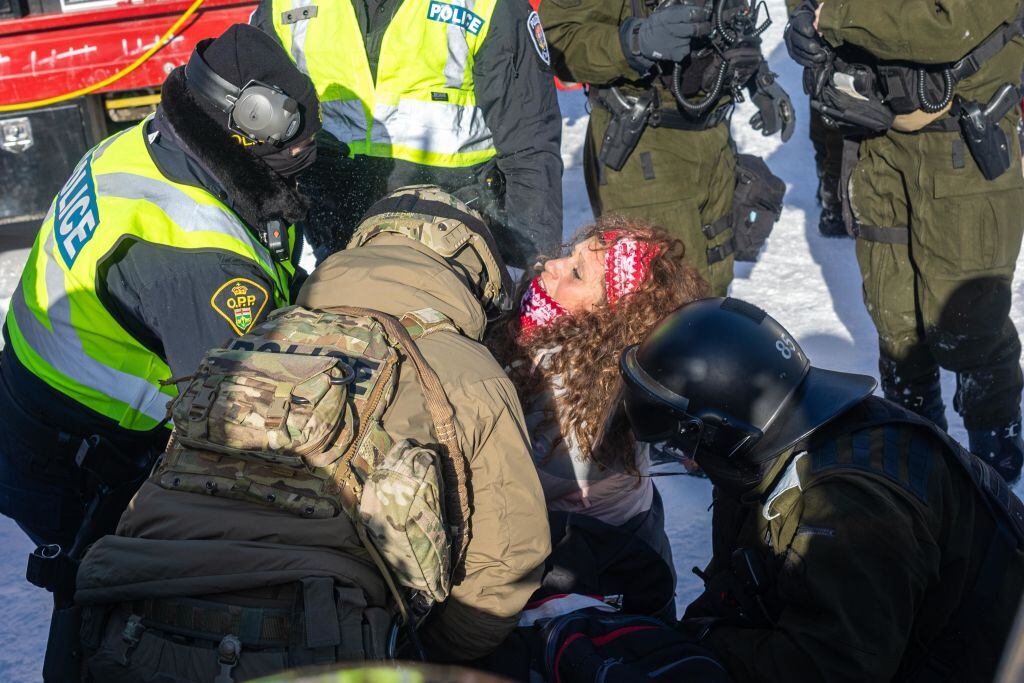 Manifestantes antivacunas chocan contra la policía en la ciudad de Ottawa