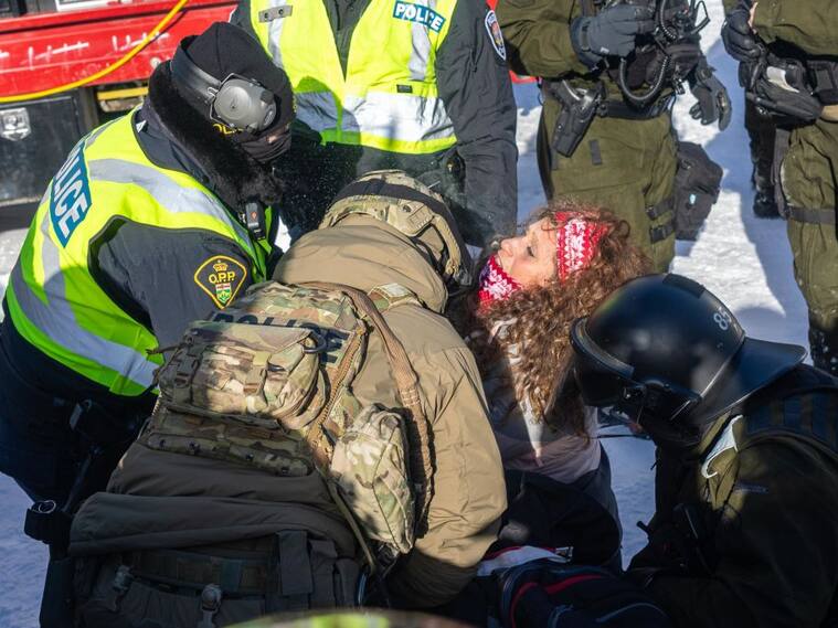 Manifestantes antivacunas chocan contra la policía en la ciudad de Ottawa