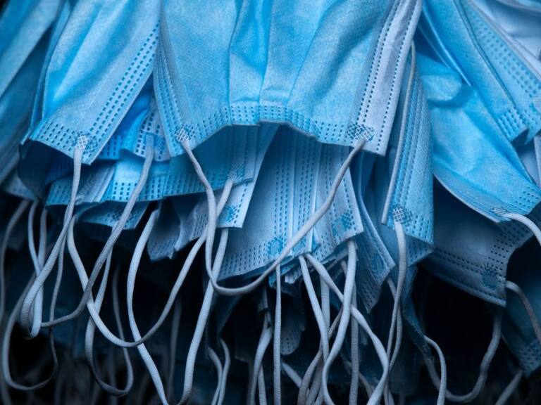 Francia: uso de mascarilla al aire libre ya no será obligatorio y se levantará el toque de queda