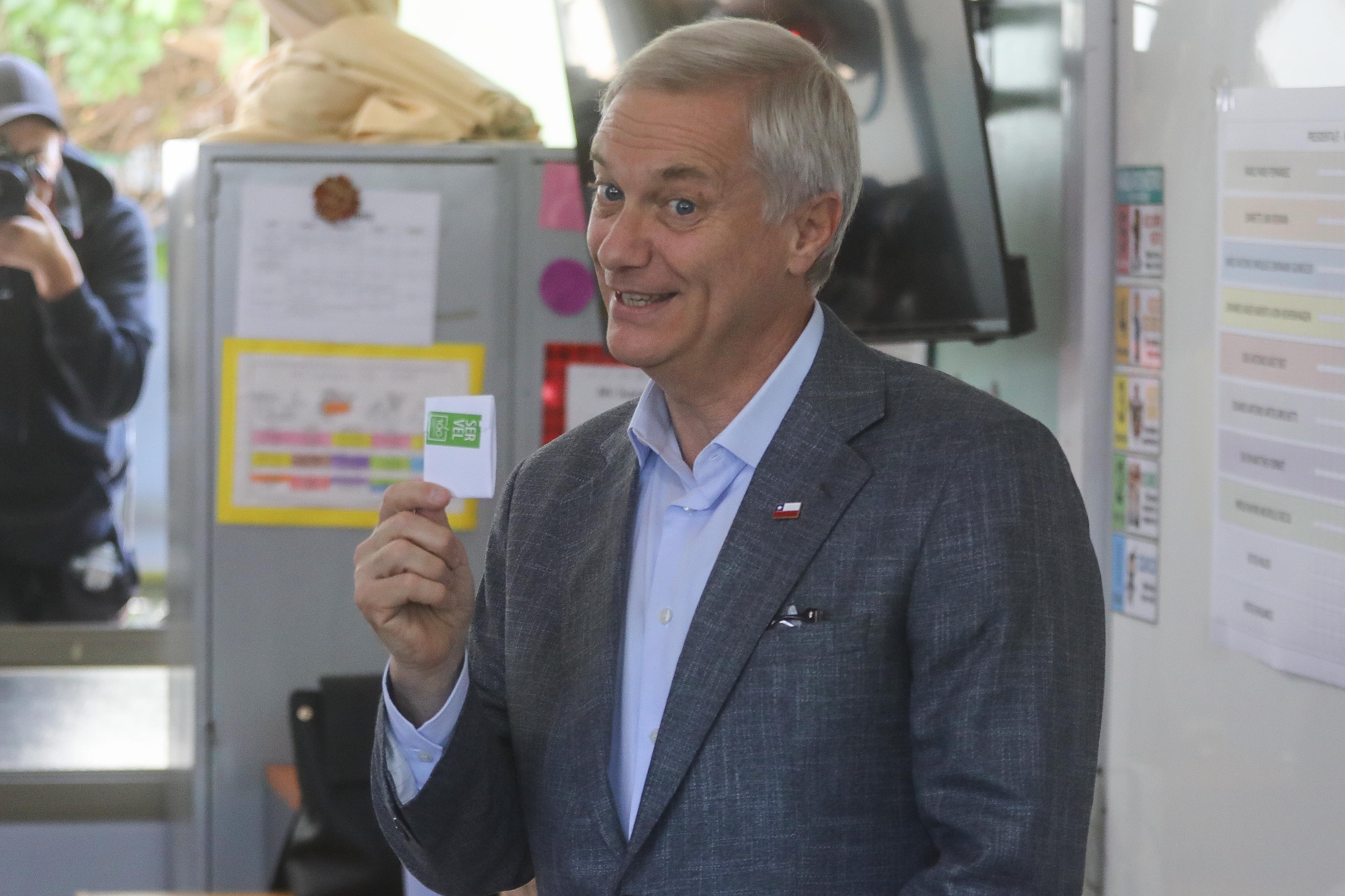 José Antonio Kast votando