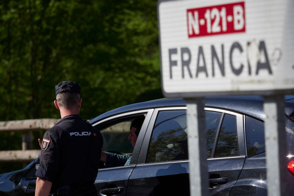 Policía custodia la frontera de Francia con España