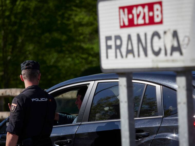 Policía custodia la frontera de Francia con España