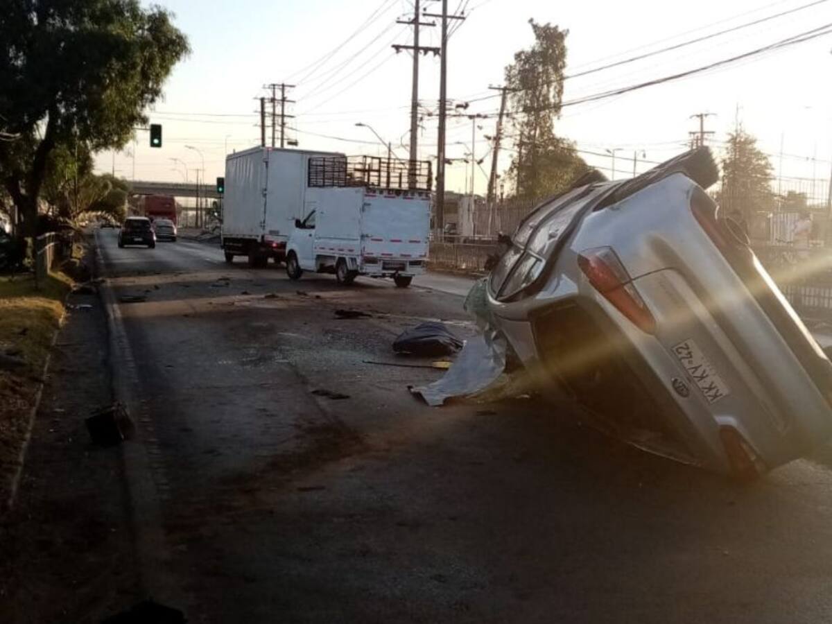 Accidente de tránsito en Maipú dejó una persona fallecida: auto chocó y volcó