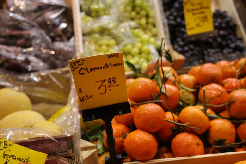 Imagen de precios de frutas y verduras en un mercado de Berlín