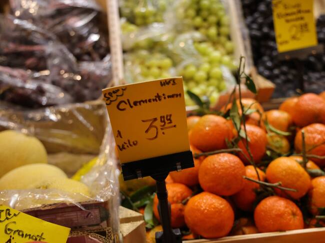 Imagen de precios de frutas y verduras en un mercado de Berlín