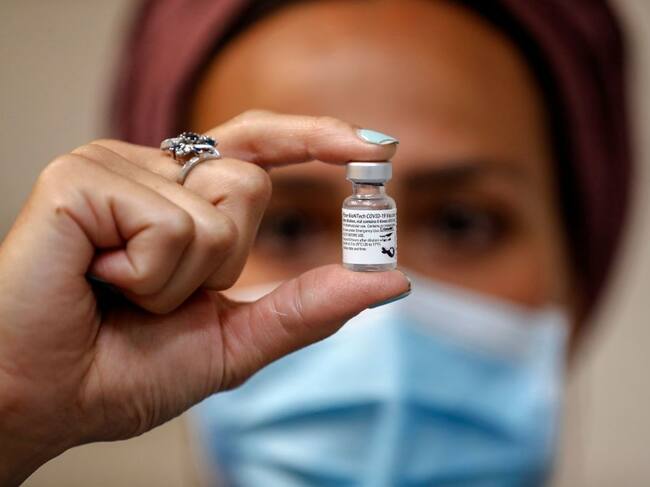 Trabajadora de la salud de Israel sostiene una dosis de la vacuna de Pfizer