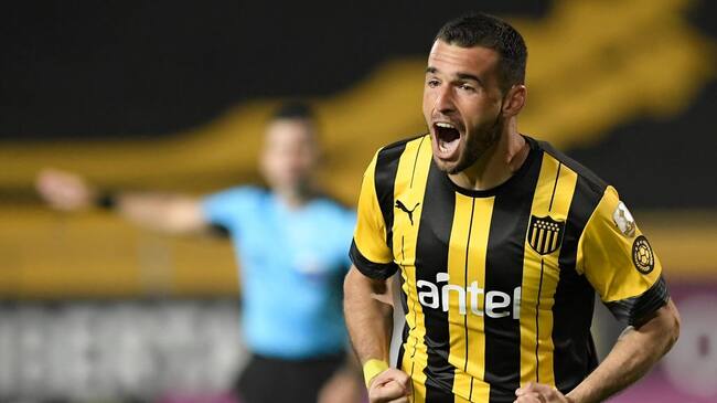 MONTEVIDEO, URUGUAY - OCTOBER 20: Fabricio Formiliano of Peñarol celebrates after scoring the first goal of his team during a Group C match of Copa CONMEBOL Libertadores 2020 between Peñarol and Athletico Paranaense at Estadio Campeón del Siglo on October 20, 2020 in Montevideo, Uruguay. (Photo by Sandro Pereyra/Getty Images)