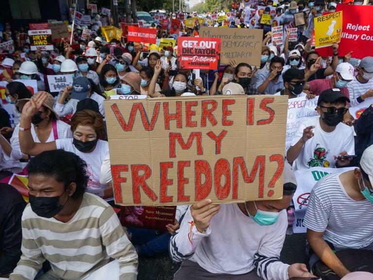 Ciudadanos protestan contra la junta militar en Rangún