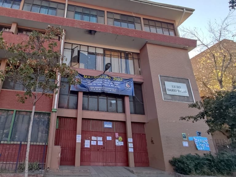 Liceo Darío Salas está cerrado por presencia de aguas servidas: apoderados denuncian graves problemas de infraestructura