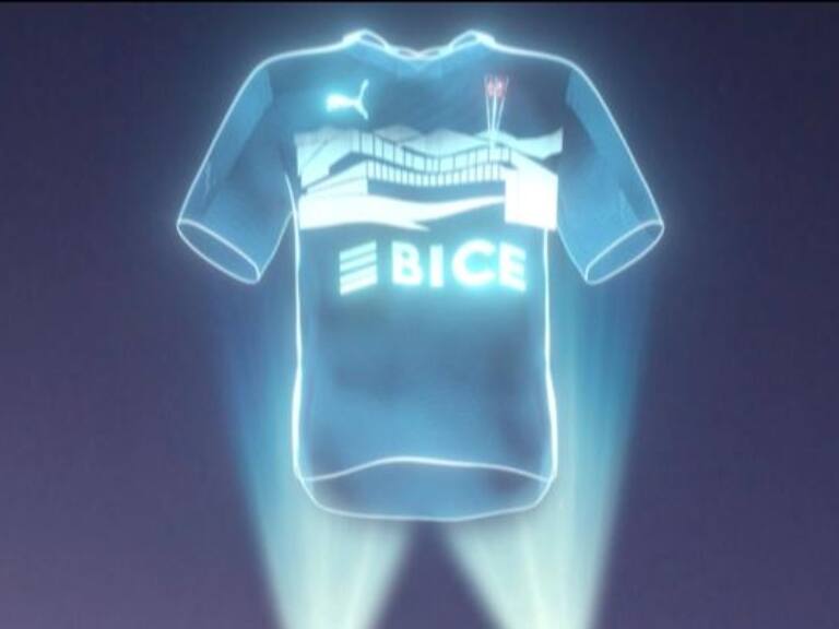 Apoyado en inteligencia artificial: la particular campaña de la UC para difundir su nueva camiseta