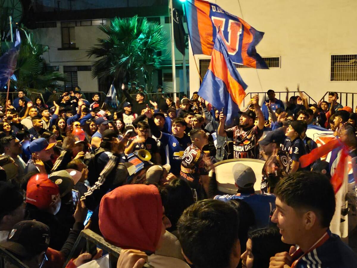 Cientos de hinchas de la U llegaron para masivo ‘banderazo’ en previa del duelo ante Copiapó
