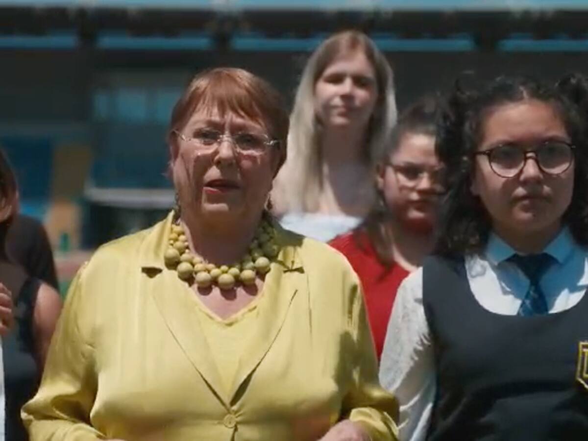 Comando oficialista incluye video de Michelle Bachellet en la franja por el “En contra”: “Les quiero contar por qué este texto nos perjudica...”
