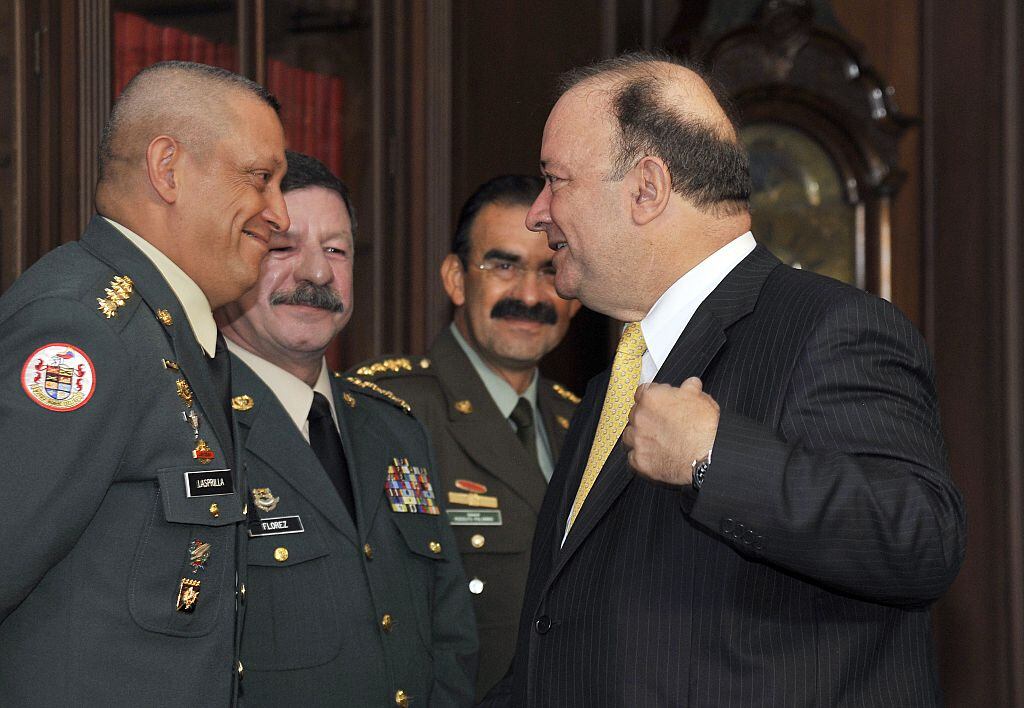 A la izquierda el excomandante del Ejército de Colombia, General Jaime Lasprilla