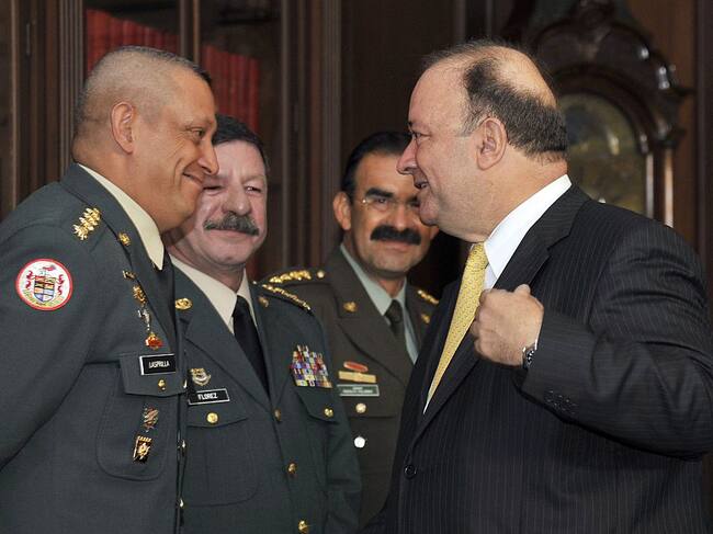 A la izquierda el excomandante del Ejército de Colombia, General Jaime Lasprilla