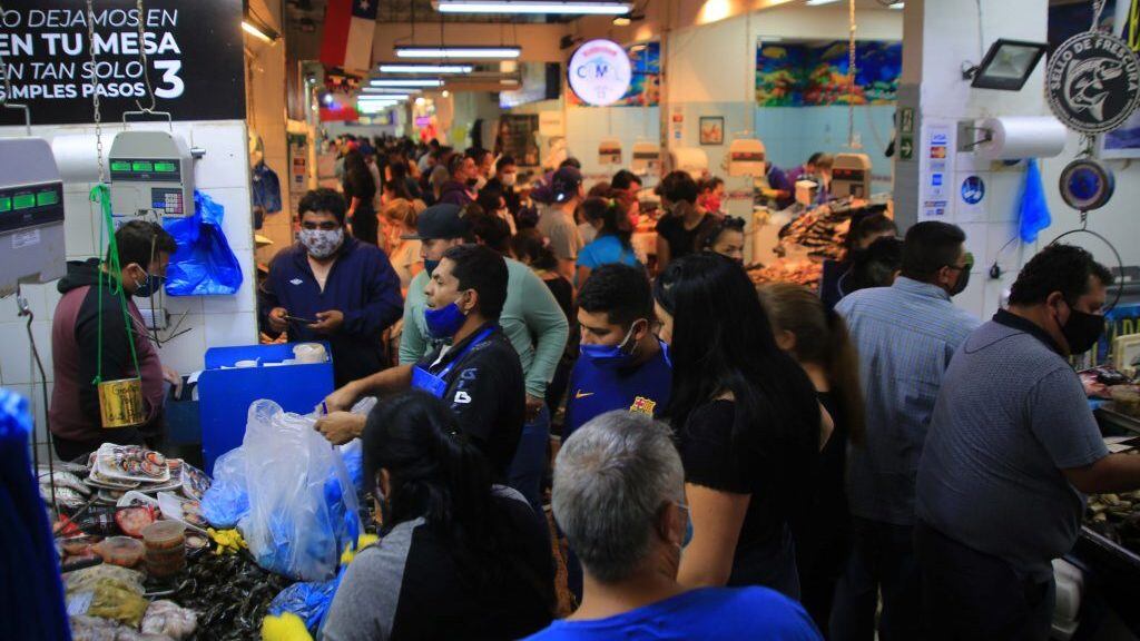 9 de abril 2020/ SANTIAGO
Un sin numero de personal en el interior del terminal, durante compras donde mas de 6000 personas llegaron a el Terminal Pesquero Metropolitano, para compras de pescados y otros productos del mar en esta semana santa en medio de la pandemia de COVID-19. 

FOTO: Jose Francisco Zuiga /AGENCIAUNO