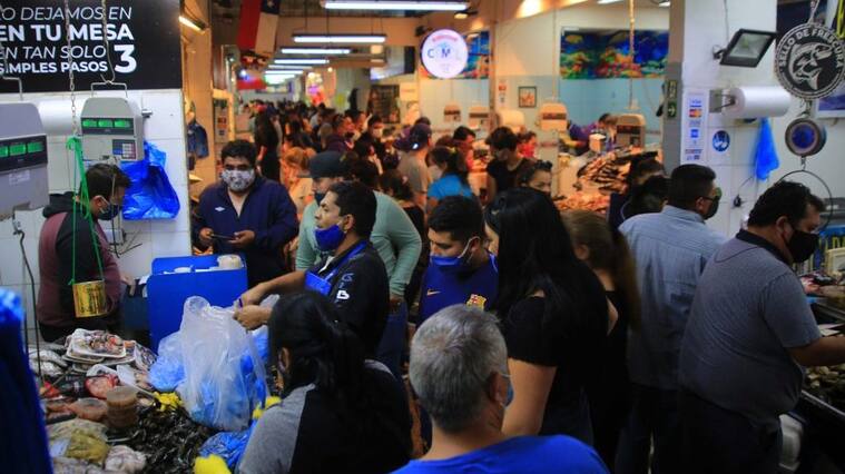 9 de abril 2020/ SANTIAGO
Un sin numero de personal en el interior del terminal, durante compras donde mas de 6000 personas llegaron a el Terminal Pesquero Metropolitano, para compras de pescados y otros productos del mar en esta semana santa en medio de la pandemia de COVID-19.
FOTO: Jose Francisco Zuiga /AGENCIAUNO