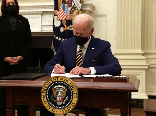 Joe Biden firma los decretos en la Casa Blanca