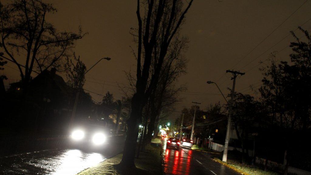 18 de Junio 2011 En las calles Hernando de Aguirre con El Bosque, sector de uoa, aun permanecen algunos hogares y alumbrado publico sin luz, producto del temporal que afecta a la Region Metropolitana.
FOTO:MARIO DAVILA/AGENCIAUNO