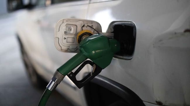 25 de Mayo de 2021 / SANTIAGO Debido al alza de la bencina, la cual se ha extendido durante varias semanas ininterrumpidas, parlamentarios anunciaron un proyecto de ley para congelar el cobro del impuesto especfico al combustible.
FOTO:CRISTOBAL ESCOBAR/AGENCIAUNO