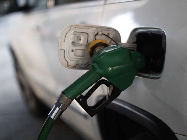 25 de Mayo de 2021 / SANTIAGO Debido al alza de la bencina, la cual se ha extendido durante varias semanas ininterrumpidas, parlamentarios anunciaron un proyecto de ley para congelar el cobro del impuesto especfico al combustible.
FOTO:CRISTOBAL ESCOBAR/AGENCIAUNO