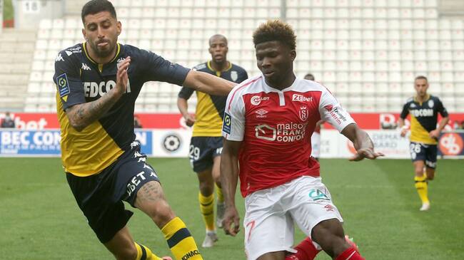 Reims' forward El Bilal Toure (R) fights for thr ball with Monaco's defender Guilermo Maripan Loayza (L) during the French L1 football match between Stade de Reims and AS Monaco at the Auguste-Delaune stadium in Reims, eastern France on May 9, 2021. (Photo by FRANCOIS NASCIMBENI / AFP) (Photo by FRANCOIS NASCIMBENI/AFP via Getty Images)