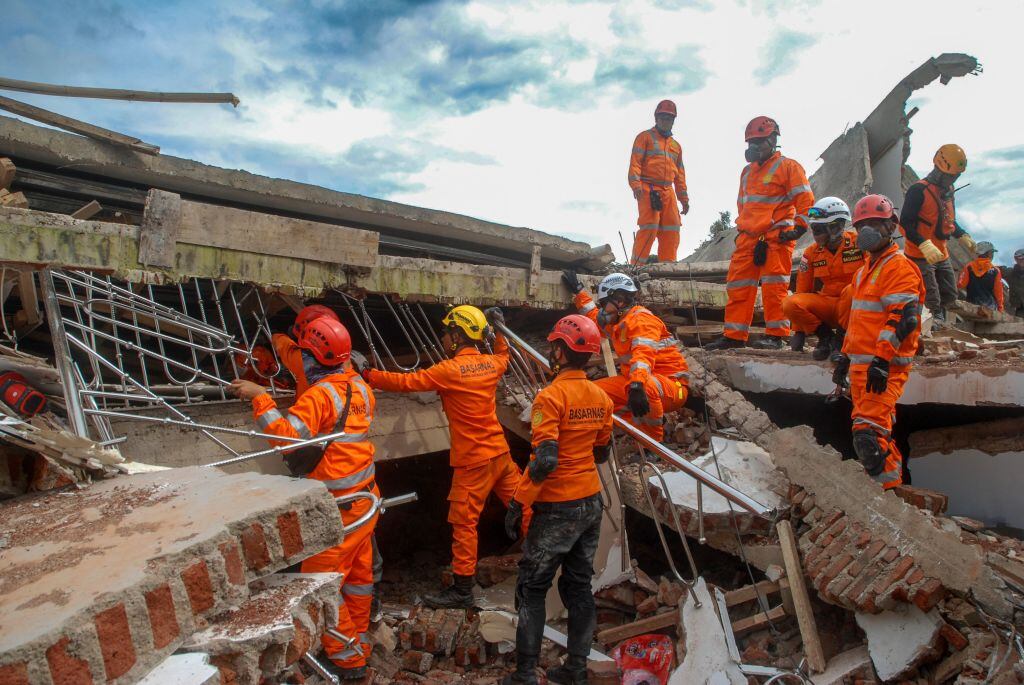 Rescatistas buscan entre los escombros tras terremoto en Indonesia