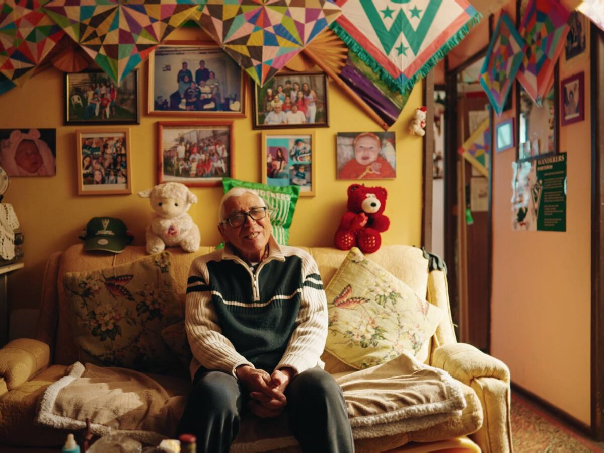 La historia de Carlos Almarza, uno de los últimos volantineros vivos del país: lleva 71 años produciendo este tradicional tipo de cometa