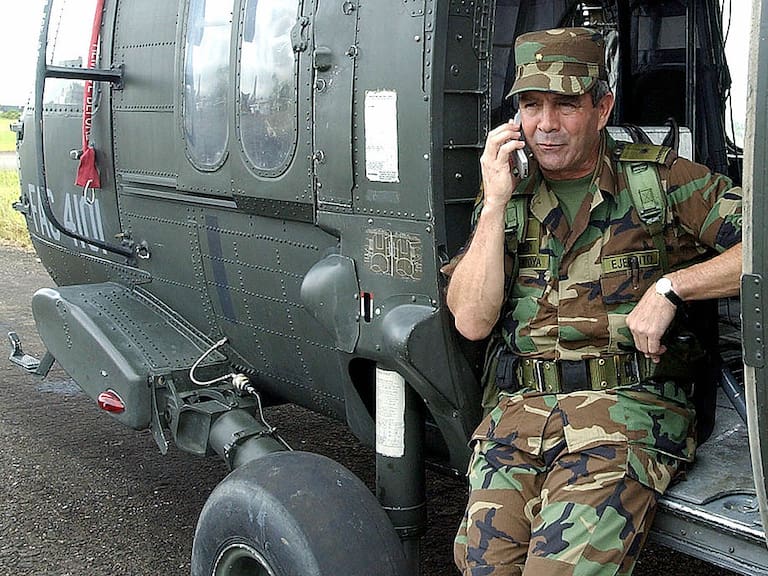 El exjefe del ejército colombiano Mario Montoya en 2002