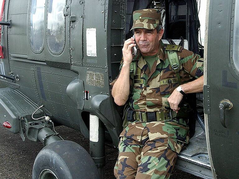 El exjefe del ejército colombiano Mario Montoya en 2002