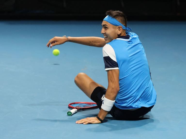 Alejandro Tabilo improvisó una cancha de tenis para pasar la cuarentena