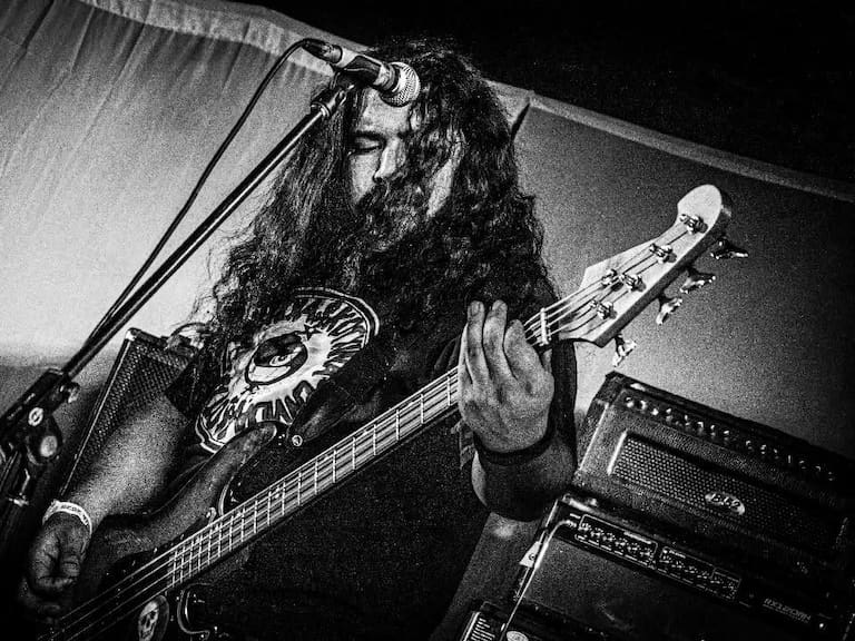 Muere músico de banda chilena en violento accidente de tránsito: responsable lo atropelló y se dio a la fuga