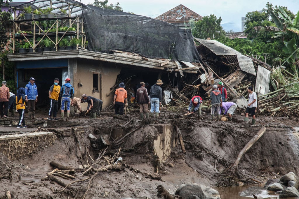 Las personas buscan desaparecidos en una localidad de la isla de Java