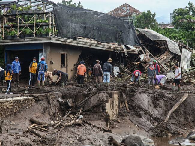Las personas buscan desaparecidos en una localidad de la isla de Java