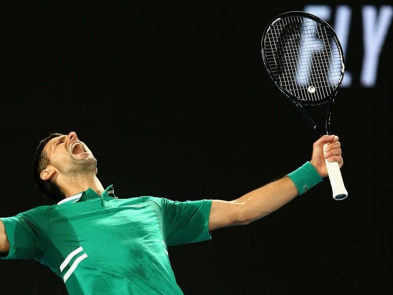 Novak Djokovic se sobrepuso a las molestias físicas y derrotó en un duro partido a Taylor Fritz